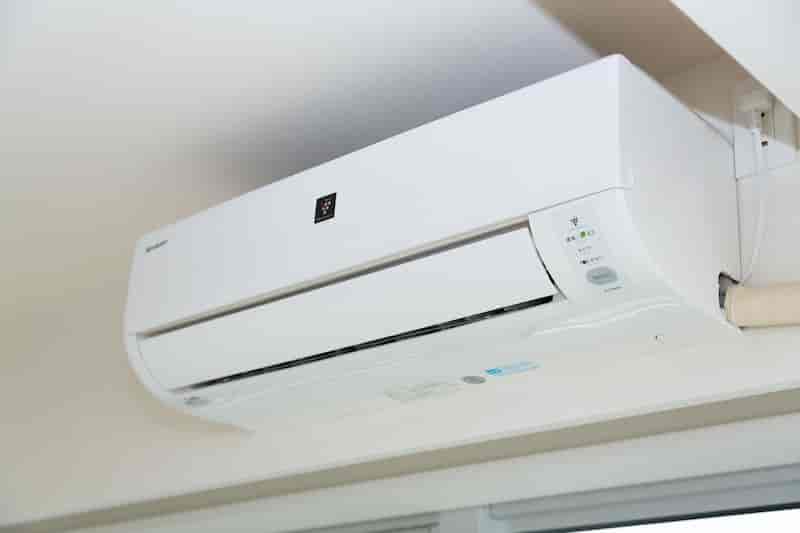 省エネ性能の高いエアコンの室内機と室外機を示す画像。適切な使用方法と合わせて、電気代節約に効果的。